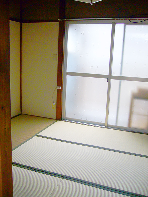 玄関から室内を見る